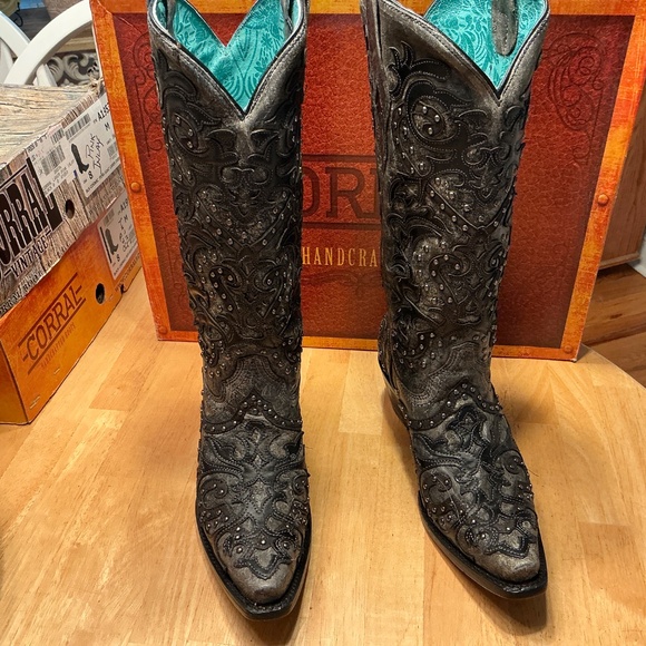 Corral LD Black Overlay & Emboidery & Studs - Picture 4 of 6